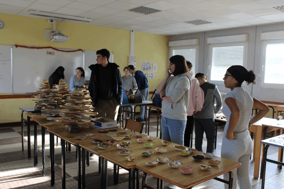 Marché de Noël des 3eC du lycée agricole privé le Bois Tillac, où l'on voit les réalisations en matériaux de récupération s'inscrivant dans les projets éco-responsables : des sapins de Noël en bois de palettes recyclées et vide poche en coquille St Jacques.